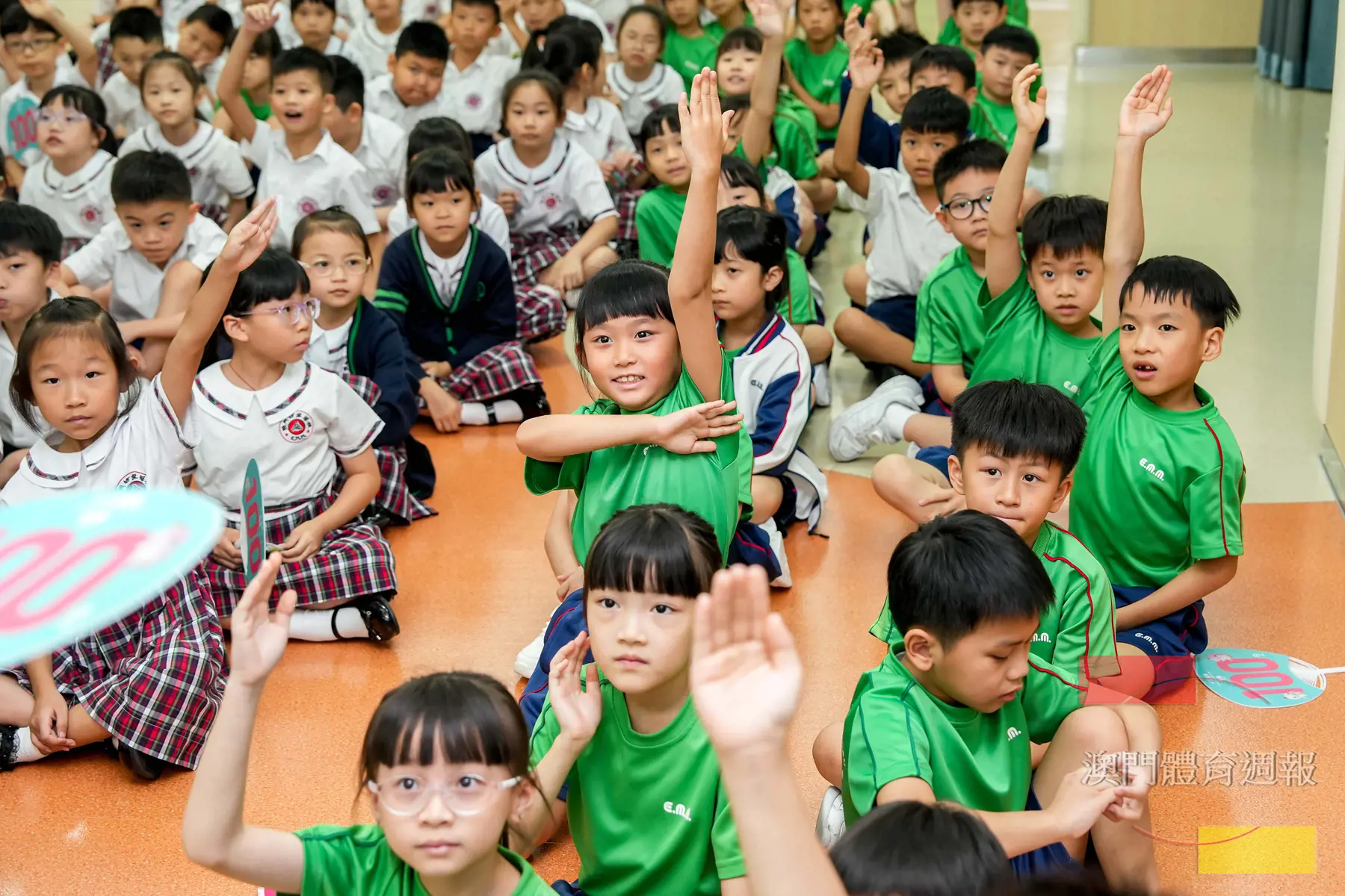 副3 學生們舉手搶答十五運題目.jpg